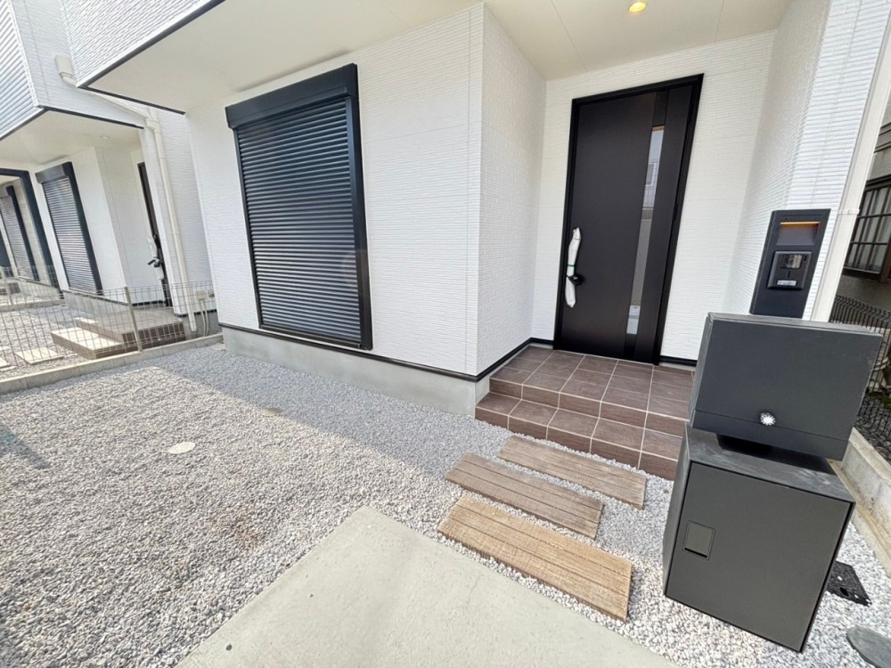 【販売現地 玄関アプローチ】※2025年3月7日撮影
